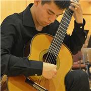 Graduado superior de conservatorio imparte clases de guitarra (clásica, eléctrica, Jazz, Rock, Bossa Nova, Pop, BSO...) y formación musical
